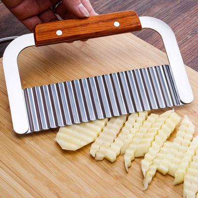 Κυματιστό Crinkle που κόβει τεμαχίζοντας Slicer πατατών ανοξείδωτου εργαλείων με την ξύλινη λαβή