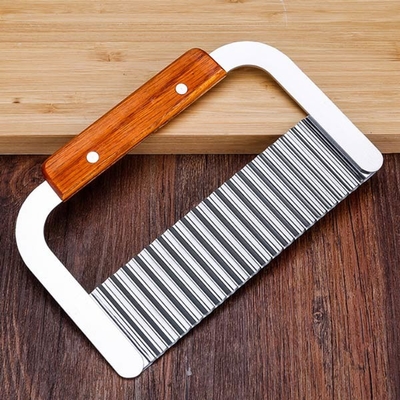 Κυματιστό Crinkle που κόβει τεμαχίζοντας Slicer πατατών ανοξείδωτου εργαλείων με την ξύλινη λαβή