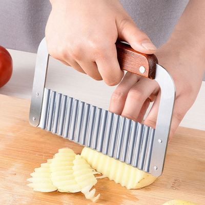 Κυματιστό Crinkle που κόβει τεμαχίζοντας Slicer πατατών ανοξείδωτου εργαλείων με την ξύλινη λαβή