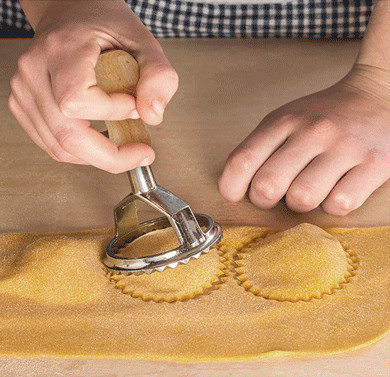 Ravioli ανοξείδωτου φόρμα με την ξύλινη λαβή που χρησιμοποιείται για την κατασκευή των ιταλικών μπουλεττών
