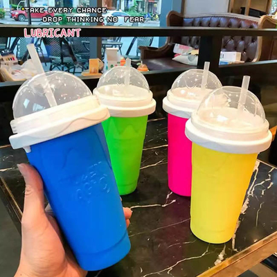 Μουλιασμένο μπουκάλι Milkshake ανατροπέων καταφερτζήδων ταξιδιού σιλικόνης με το άχυρο